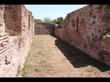 02465 ostia - regio v - insula xi - tempio collegiale (v,xi,1) - raum oestl des podiums - 06-2022.jpg